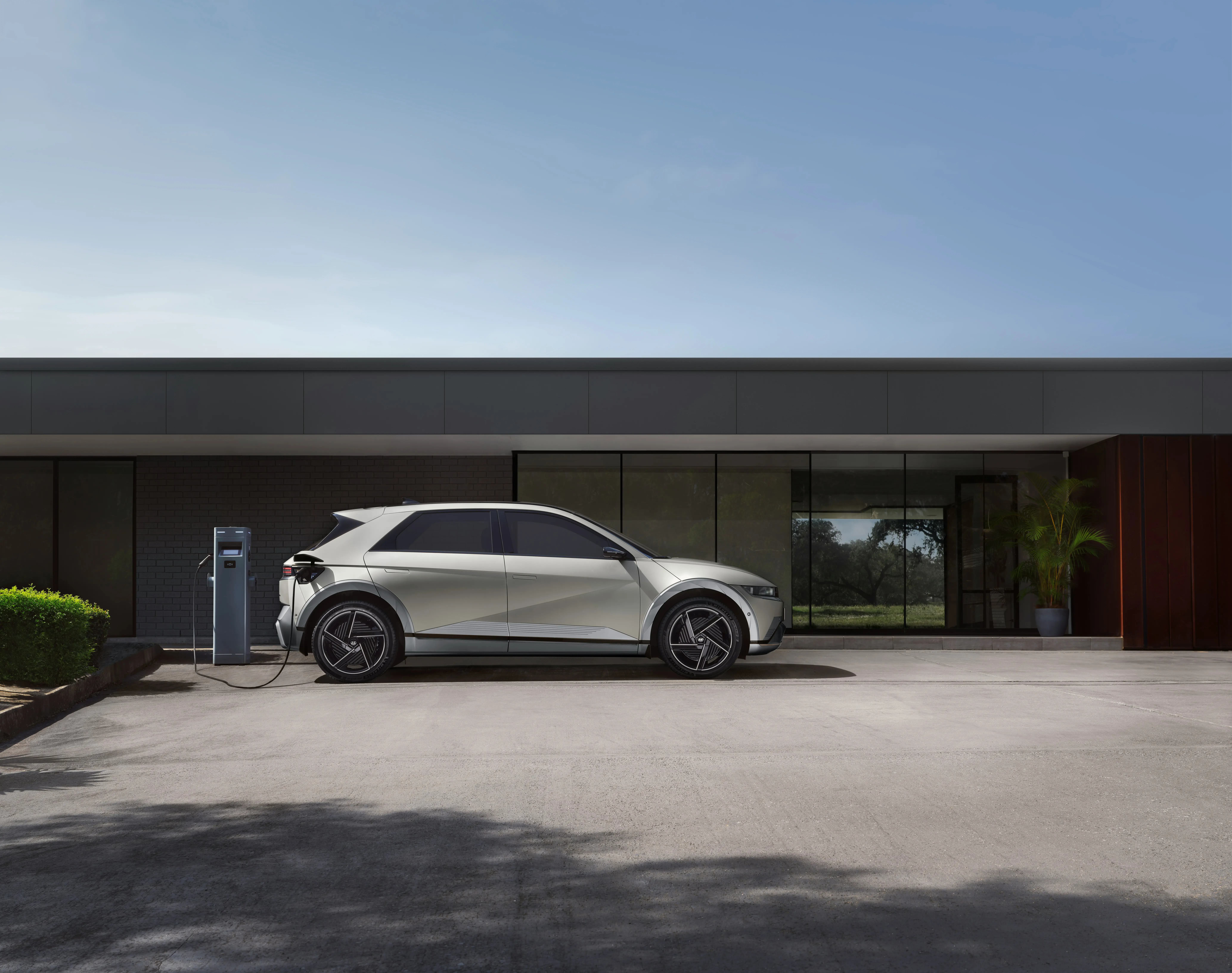 Elektroauto an moderner Wallbox