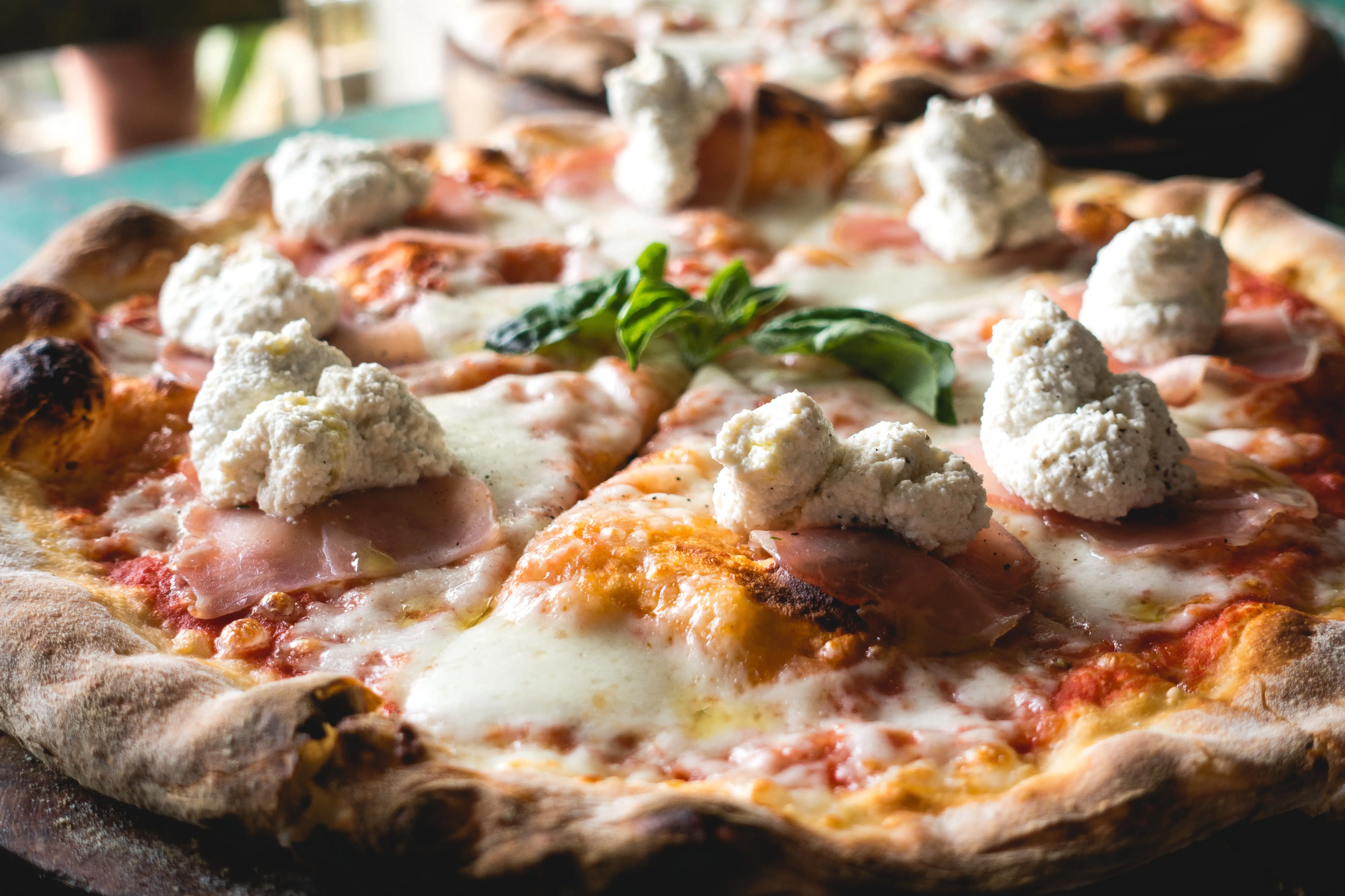Pizza mit Ricotta, Schinken und Käse