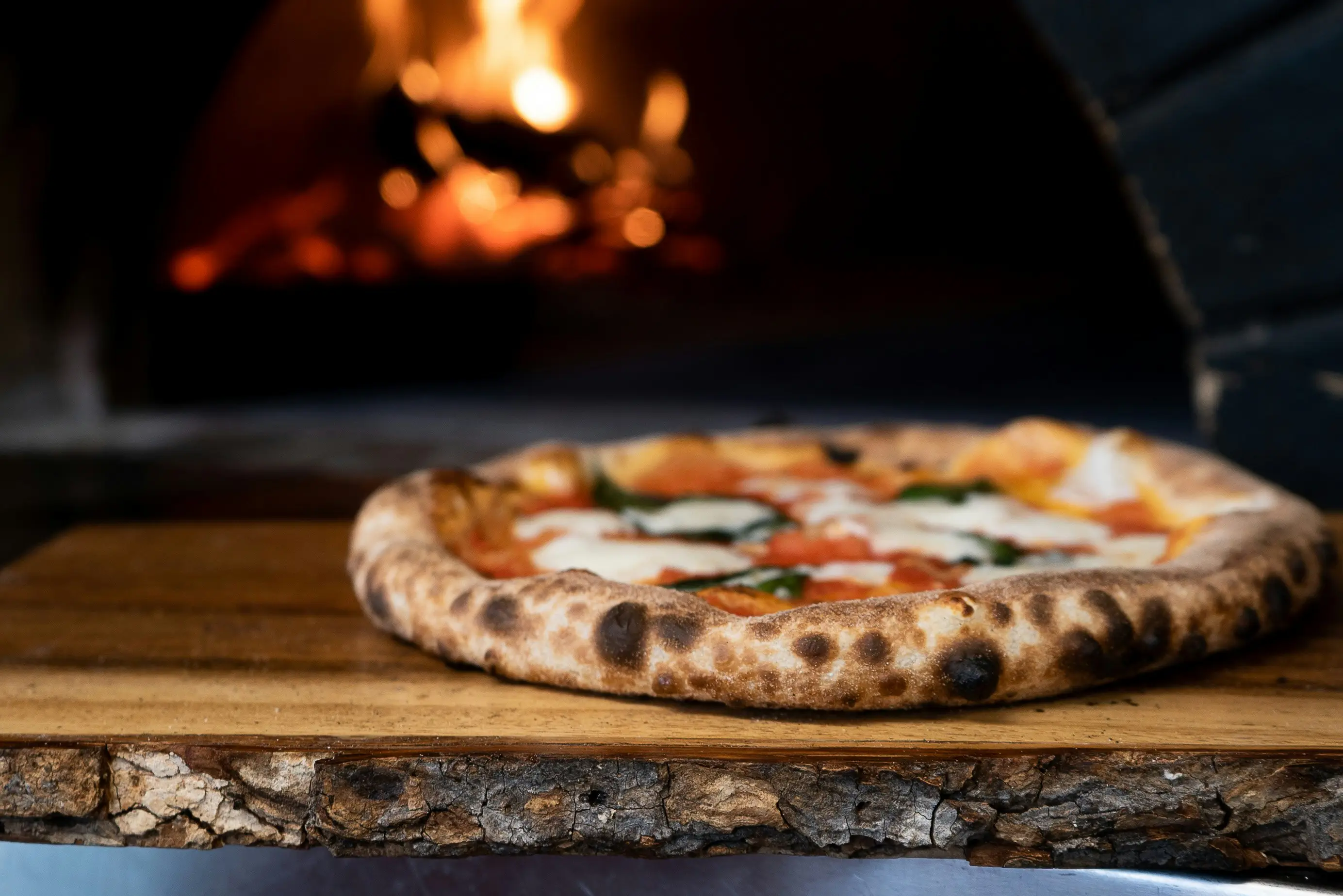 Pizza vor einem Pizzaofen